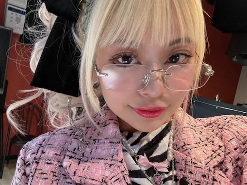 「どタイプ過ぎる」エルフ荒川、「先生風」のメガネ姿にファン歓喜！ 「漫画に出てきそう」「鬼かわ」