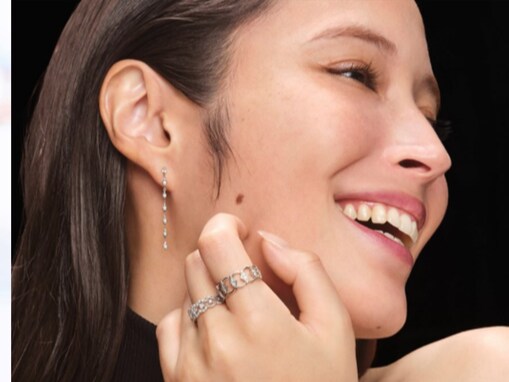 あまりにも美しい広瀬アリス、煌めくジュエリーを着こなすモデルショット！ ホリデーにふさわしい上品な装い