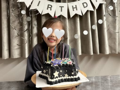 「ケーキは黒？！」ママタレント、誕生日迎えた長女のパーティーショットを披露！ 「ママ7歳もおめでとう」
