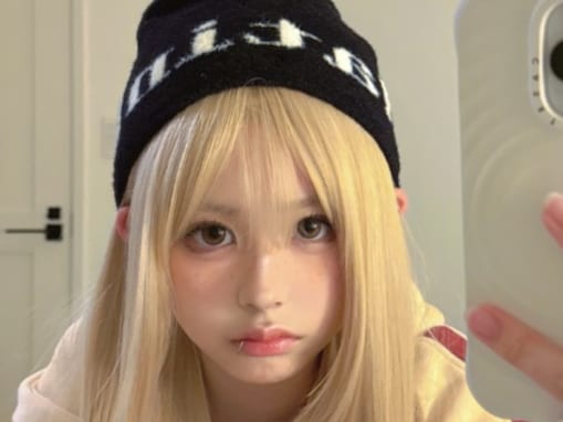「これこそタイプです」カジサックの美人娘が金髪＆口ピアス？ 投稿写真に「異次元すぎる」「お人形さんか」