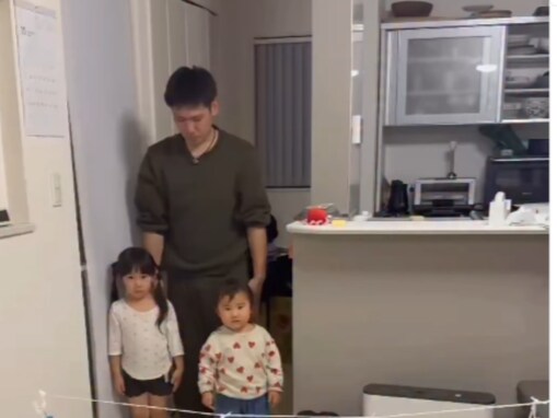 人気インフルエンサー、娘の“ムダ毛処理”ごっこ公開！ 「人生初仕事がムダ毛処理はやばい笑」「謎すぎる」