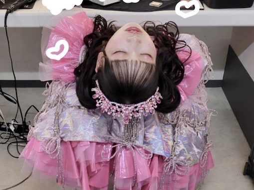 「体勢大丈夫？？笑」紅白初出場の人気アイドル、メイク中の居眠り姿に反響！ 「まじで眠り姫すぎる」