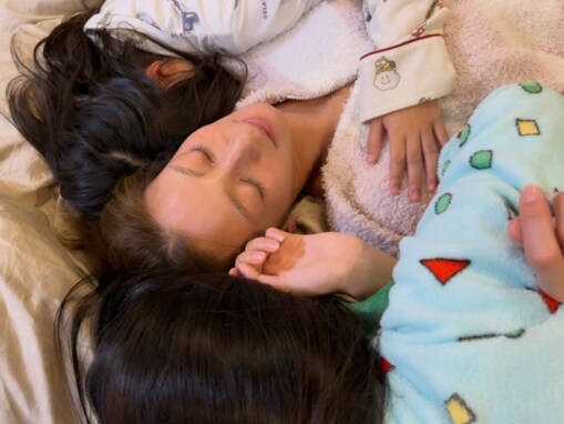 「幸せってこういうこと」西山茉希、12歳＆9歳娘との添い寝ショットに「美しい寝顔」「すてき」の声！