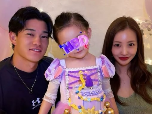 板野友美、イケメン夫＆4歳娘とのレアな家族ショット公開！ 今後は娘の“横顔の顔出しも封印”と報告