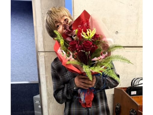 木村拓哉、仕事終わり花束を持つ姿を披露「スタッフのお陰でスムーズに進みました！」「お疲れ様でした」