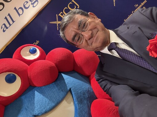 「そこ代わってくれぇ」河野太郎、ミャクミャクとの自撮りショットを披露！ 「ふたりとも可愛い」