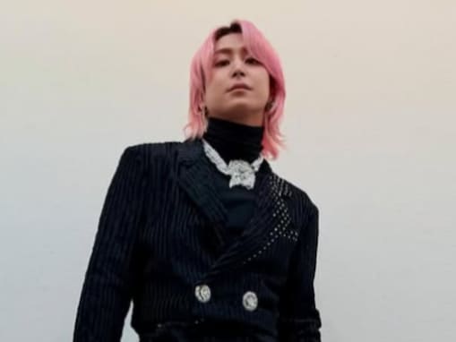 「スタイルえぐっっっ」佐久間大介、舞台挨拶でオールブラックコーデ公開「バチイケ」「かっこよすぎる」