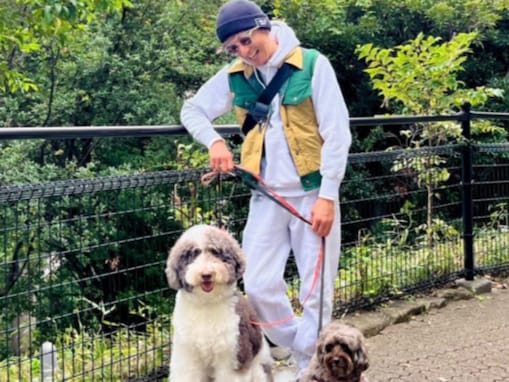 「堪らんです」木村拓哉、“犬吸い”ショット公開！ 「嬉しそうに歩く感じ」「ちびっ子みたいな頭も…」