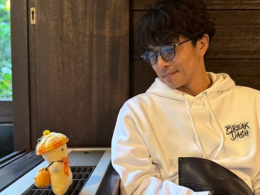 「眼差しが優しすぎて…」井ノ原快彦、“ぬい活”ショットでほほ笑ましい姿披露「サテンちゃんになりたい」