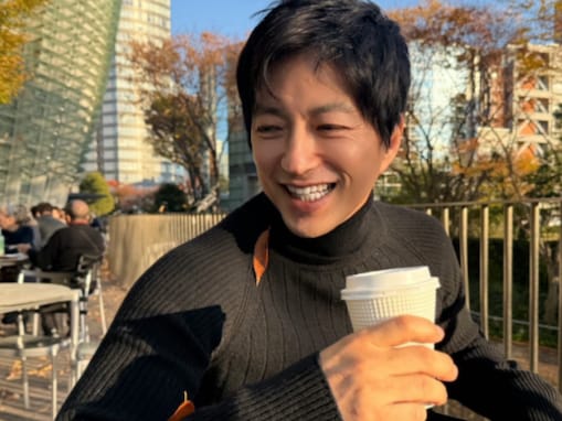 大沢たかお、大人の魅力漂うオフショットに「落ち葉になりたい…」「これこそ絵になる」コメント続々