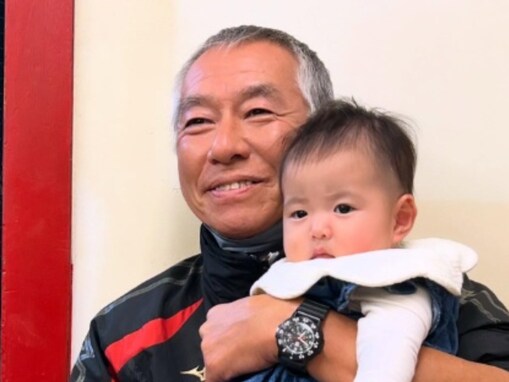 「おじいちゃんの顔」柳葉敏郎、赤ちゃんを抱くオフショットに「笑顔が素敵」「かっこいい」の声！