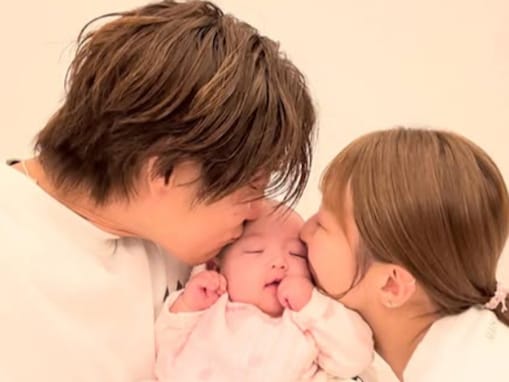 「匂いがたまらん」杉浦太陽＆辻希美、第5子へのキスショット公開！ 「赤ちゃんの香り」幸せいっぱいな姿