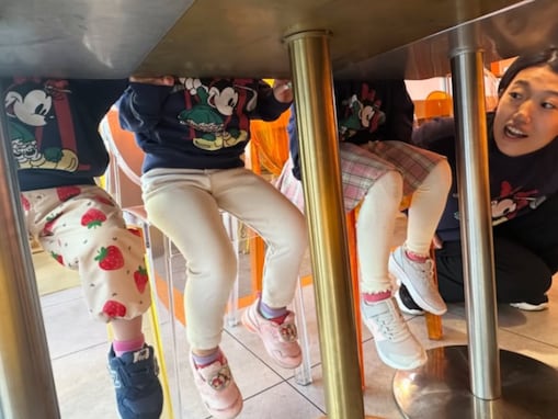 「撮り方斬新！」横澤夏子、娘3人とのおそろいコーデ公開「このアングルから写真撮った事ないです」