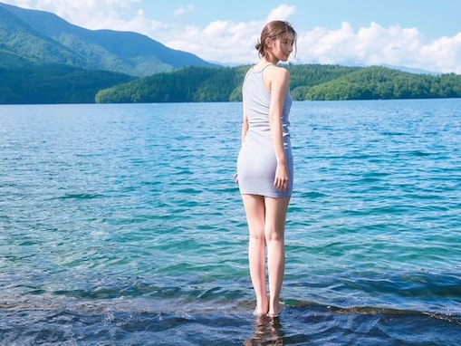 「スタイル完璧です」宮本茉由、大自然の中でタイトワンピから美脚を披露！ 「すごく素敵な場所」