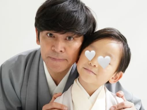 「パパにそっくり」岡田圭右、息子と七五三の和装ショット公開「お父さんも凛々しい」「かっこいい」
