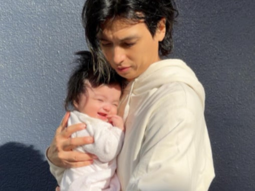 川崎希、生後5カ月とは思えぬ整った顔立ちの第3子の顔出しショット公開！ イケメン夫＆子どもの姿も