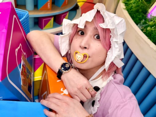 「す、すんごい破壊力」佐久間大介、おしゃぶりショットに反響！ 「高級時計をつけてる赤さん（笑）」