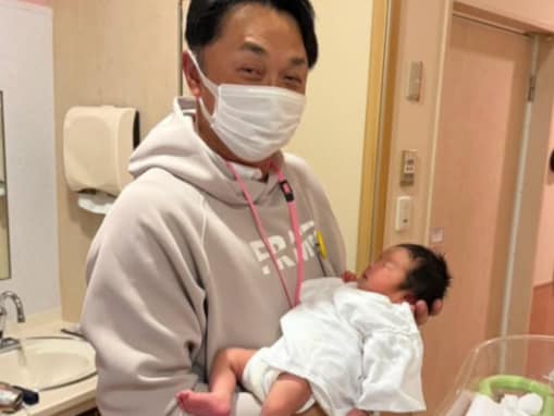 「初孫です」元プロ野球選手、孫を抱く姿披露＆“ジジバカ”発言!? 「天国のつば様も喜んでますよ！」