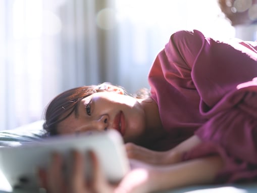 「実家から離れたくない」33歳フリーター女性、年収100万円。“甘えられる”金銭的事情とは？