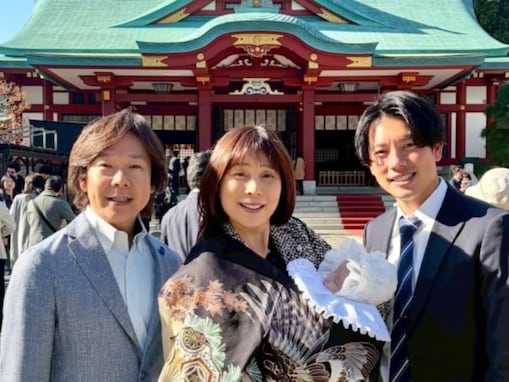 佐藤弘道、美人妻と孫のお宮参りショット公開！ イケメン息子も「とてもおじいちゃんには見えません」