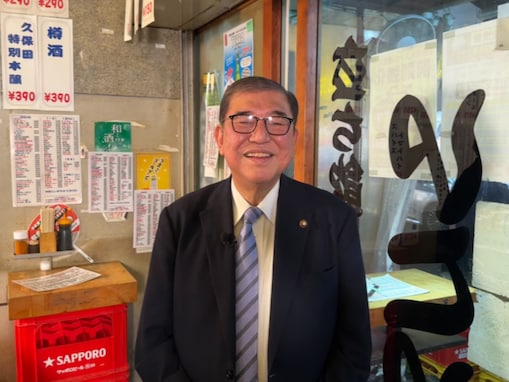 「やっぱマナーなっとらんな」石破元首相、赤羽の“立ち飲み屋”を訪問も「そのイスどっから持ってきた！」の声