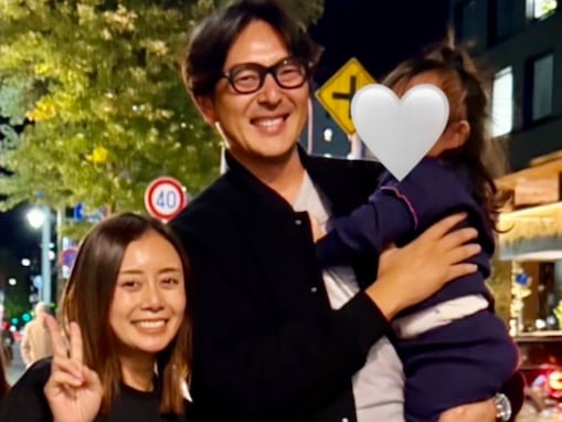 「この身長差がたまらない」岩隈久志、“結婚23周年”美人妻との顔出しショット公開！ 娘を抱く家族3ショット