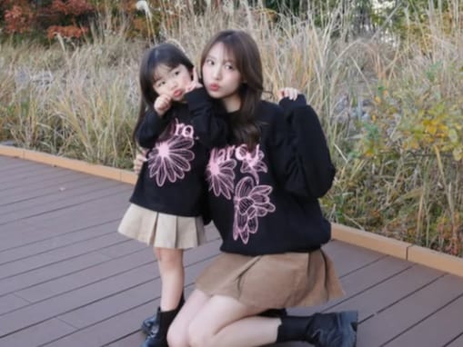 「脚長い」元アイドル、3歳娘との顔出し親子ショット公開「ママになってもスタイル良すぎてすごい、、！」