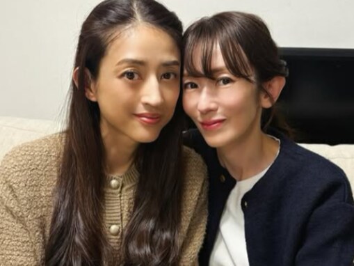 『牡丹と薔薇』のあの2人が！ “姉妹のお仕事”で密着ショット公開！ 「懐かしい」「これはヤバーい」