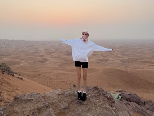 「遊びかたのスケールがデカい」マギー、ドバイでの美脚ショット公開「足長！」「美脚魅力的すぎます」