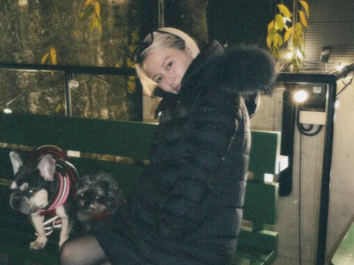 「絶世の美女だね」山本舞香、透けタイツの美脚際立つモデルショット公開！ 「くろぱんすとさいこう」