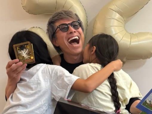 「たまらなくかわいい」田村淳、52歳バースデーの親子ショット公開「次女が首をチューチュー吸ってくるw」