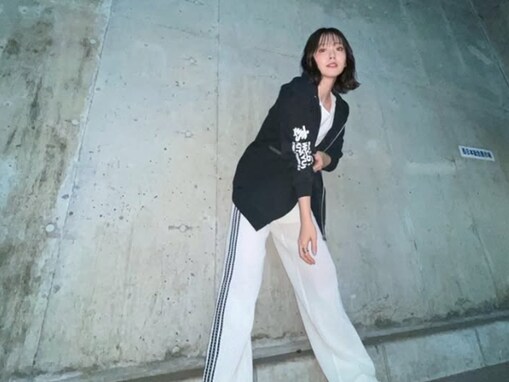 「足の長さバグってる！」鈴木愛理、スポーティーコーデのオフショットに「身体の2/3が脚」と驚きの声！