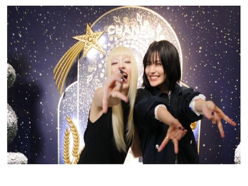 「推しがふたり」橋本愛、紅白出場人気アーティストと“ギャルピース”ツーショット！ 「可愛いコンビ」