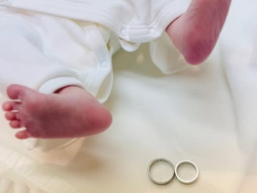 「足が大きい気が」西田有志、妻・古賀紗理那の出産を報告！ 赤ちゃんの姿に「高身長になるのかのかなぁ」の声