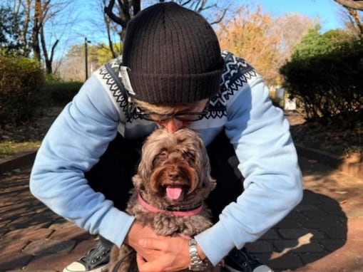 木村拓哉、散歩中の“犬吸い”ショットを公開！ 「昼間の暖かさを、一緒に感じて来ました！」