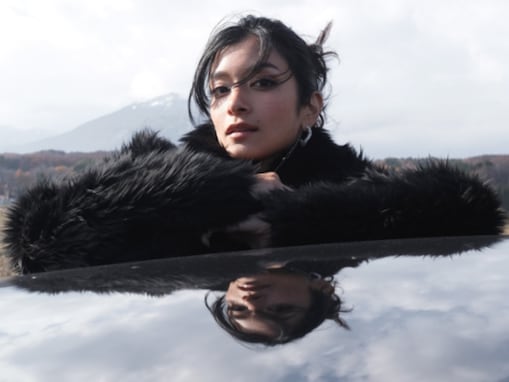 「アストンマーチン良いなぁー」ローラ、高級車を運転する姿を公開！ 「一緒にドライブしたい」