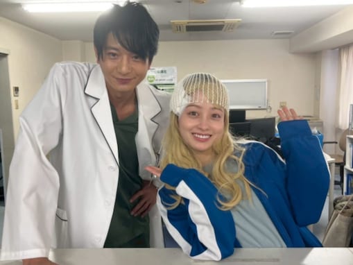 「若返ってる？」橋本環奈＆向井理、ドラマオフショットに反響！ 「20代から変わらなすぎじゃない？」