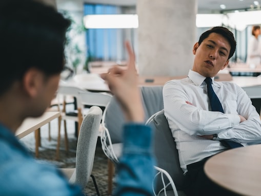 なぜ、一流のスパイは「上司の悪口」を言うのか？ 口が堅い相手を「丸裸」にする会話術