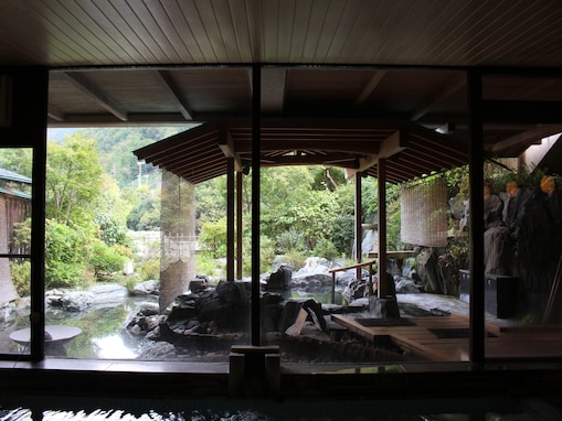 【楽天トラベルスーパーSALE】「長瀞温泉 花のおもてなし 長生館」が誰でも13％オフ！ 岩畳を望む眺望露天が旅情を誘う宿【12月11日】