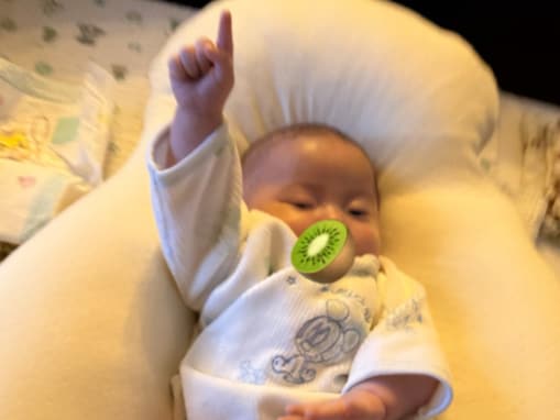 「これはなんのポーズなんでしょうか」中川翔子、息子の姿に笑い止まらず「天上天下唯我独尊に近い」