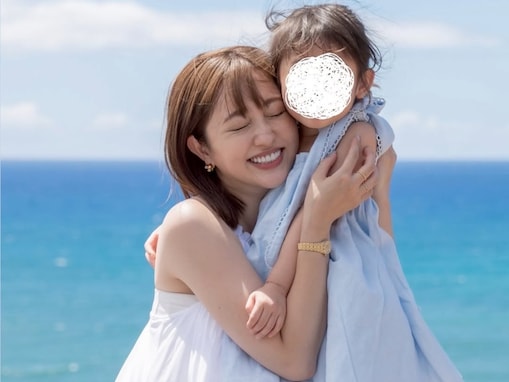 「こないだまで赤ちゃんだったはずなのに」菊地亜美、5歳長女との2ショット公開！ “妊娠中の写真”も