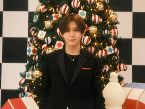 「ツリーより涼介が輝いてて眩しい」山田涼介、イケメンショットに反響「クリスマスツリーが世界一似合う男」