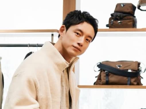 「爽やかなってる」坂口健太郎、短髪の最新モデルショットに絶賛の声！ 「髪…かわい過ぎ」「イケてる」