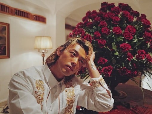 「勝男からのギャップエグい」竹内涼真の金髪ハーフアップ姿に「色気爆発」「王子様」の声