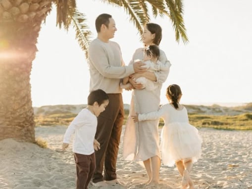 パドレス・松井裕樹の美人妻、結婚7周年の家族ショット公開！子ども3人の姿も「みんな可愛い」の声