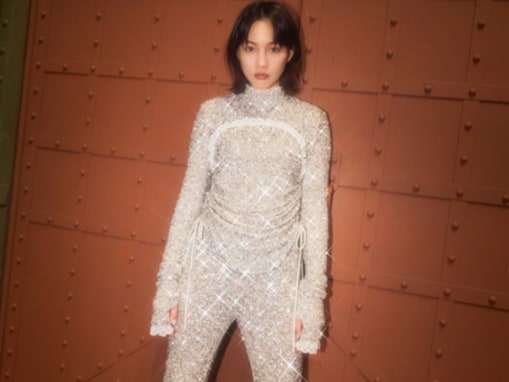 「眩しさと透明感が緊急会議」のん、圧巻スタイル際立つ姿を披露！ 「全身スパンコール似合いすぎ」