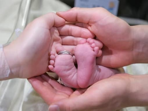 一般女性と結婚の日ハム・北山亘基、第1子誕生を報告＆家族3ショット公開「かわいい」「綺麗なあんよ！」