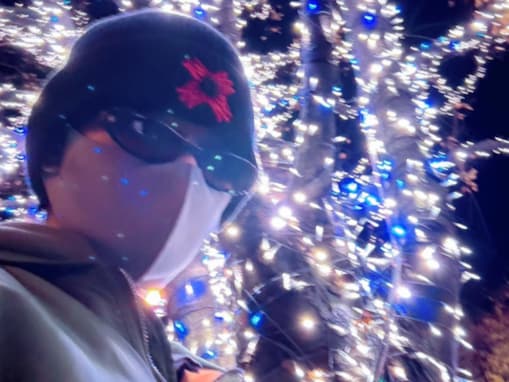 「不審者すぎて滅WWWWW」佐野勇斗、街中での自撮りショットが話題に！ 「もはやハンターじゃんwww」