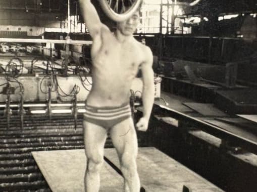 「カッコ良すぎる」浜口京子、父・アニマル浜口の18歳時の写真を公開！ 「自転車投げたらアカンよーW」