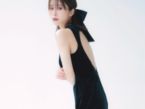 長濱ねる、引き締まった美背中生かした黒ドレス姿を公開！ 透き通る白い肌で『ar』1月号は表紙を務める
